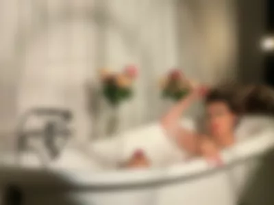 Evelyn Frances (Evelynfrances) - HOT TUB on Camsoda 