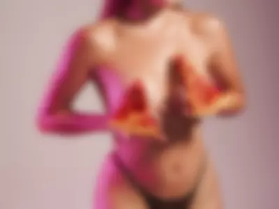 Linda (Lindadelavega) - Do you want a little of my pizza? on Camsoda 