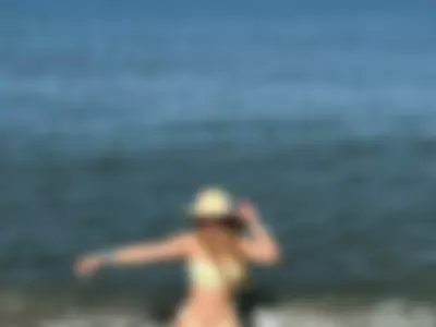 vamos a la playa? by Aitana Hilton