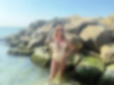 Golden skin, salty lips and waves that kiss my body by GoldDivine