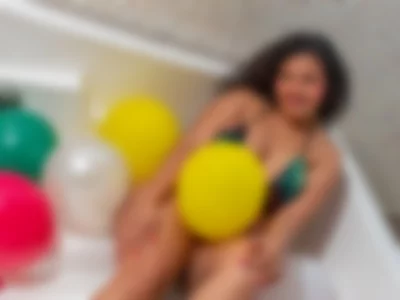 Balloon party in the tub by fernandagomez1