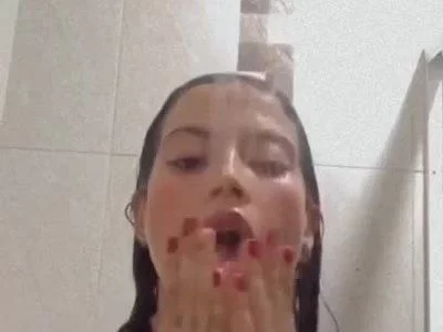 emiily-cutte (emiily-cutte) XXX Porn Videos - Play with me and with the water 🚿💦