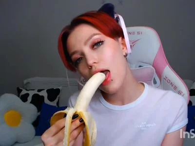 Kitty girl Ellie eating such a yummy banana ^_^ by CrimsonLove