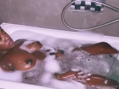 Queen Amara (queenoftheweb) XXX Porn Videos - Masturbating in the Bath!