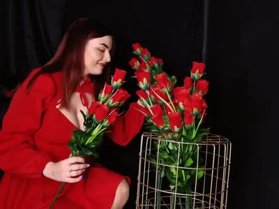 NicolPots (nicolpots) XXX Porn Videos - with a bouquet of red roses