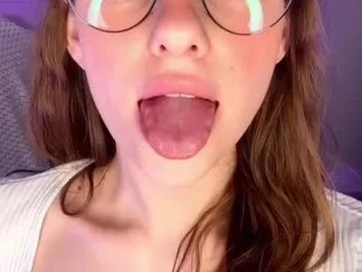 MollyHugs (mollyhugs) XXX Porn Videos - Playing With Tongue