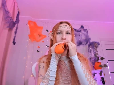 Nicole (Nicolemurphy) - Blowing up balloons! on Camsoda 