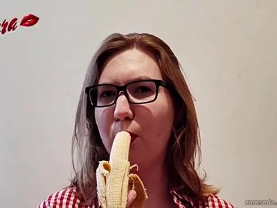 Lara Cute (Laracute) - Wet banana blowjob on Camsoda 