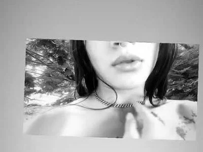 Puedes dar un paseo por mi cuello ? 🖤🤍 by Emiily Cutte