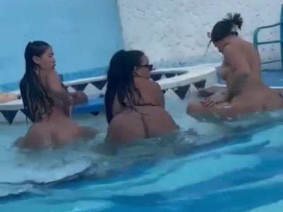 Some nice asses in the pool