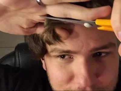 Haircut with scissors by Jesus