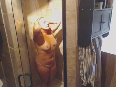 cumming in the shower by lisalovexxx
