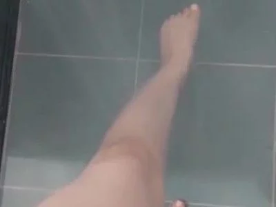 barbieroberts (barbieroberts) XXX Porn Videos - A Hot Shower For My Feet 🦶🏼💦