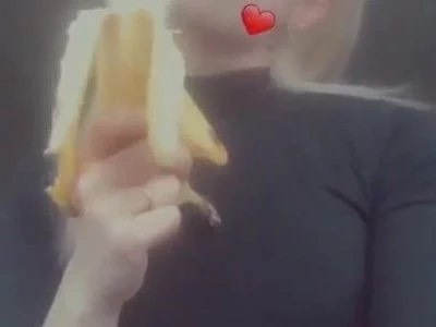 Eating banana 🍌 by marshamays