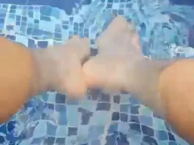 Sexy feet in the water by beka-jonnes