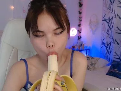 long banana eating by Chloe-Diaz