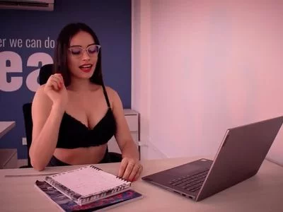 A sexy secretary by niccol-lee