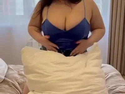 curvy megan shake boobs on bed by meganfoxj