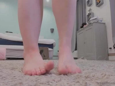 Natural feet and big toe by Yummy_Girl